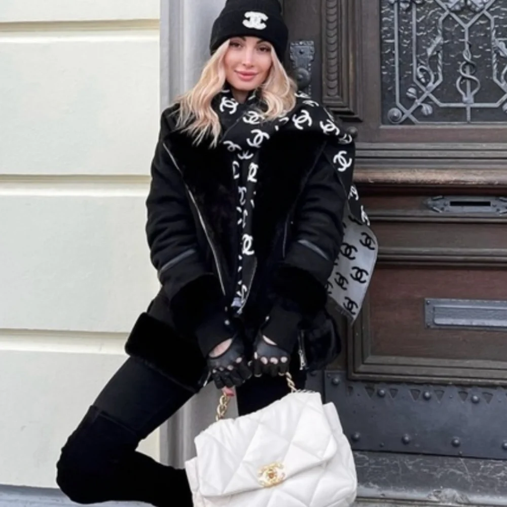New!!! Authenticated CHANEL CC Reversible Cashmere & Wool Scarf WRAP BLACK WHITE - Picture 6 of 16